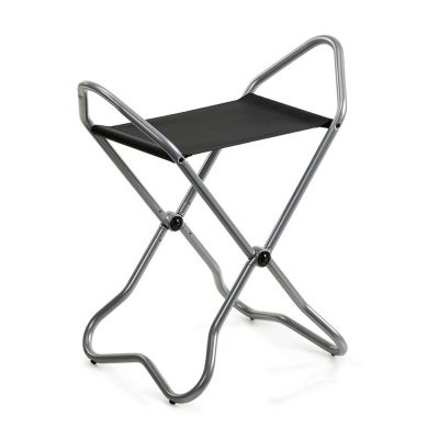 New York Klapphocker in Metallic Grau mit schwarzer Sitzfläche, ideal für Museen.